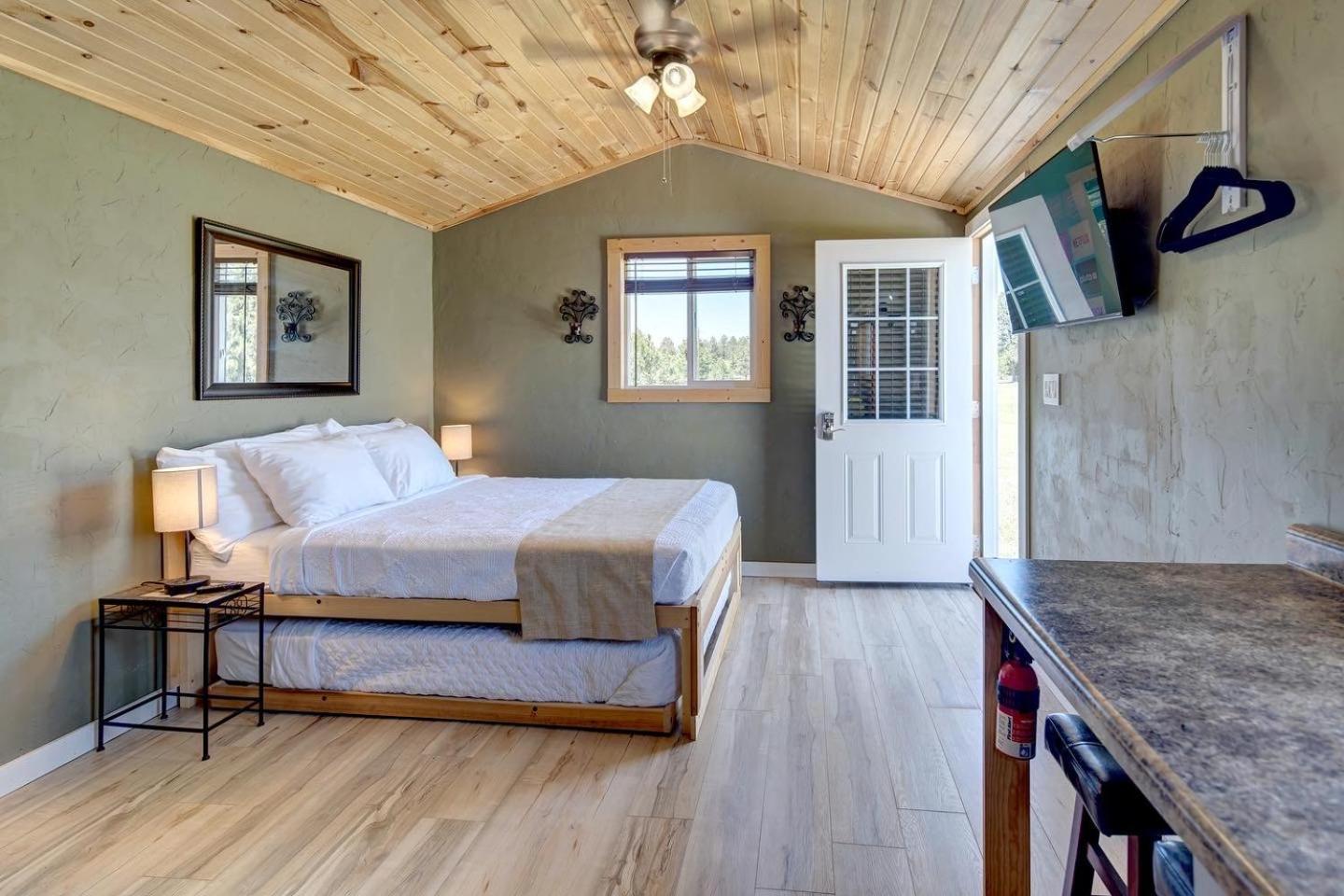 Eagle'S Landing Lodge Къстър Екстериор снимка