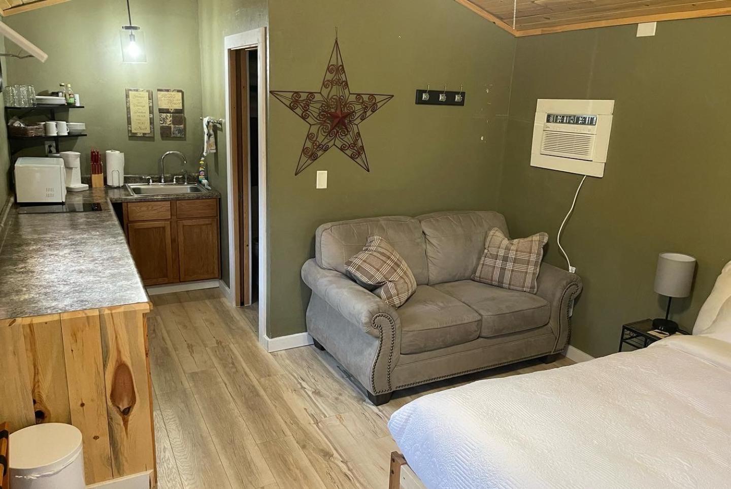 Eagle'S Landing Lodge Къстър Екстериор снимка